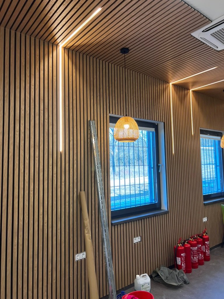 LED csíkok beépítve a falba 90 fokban Várpalotán